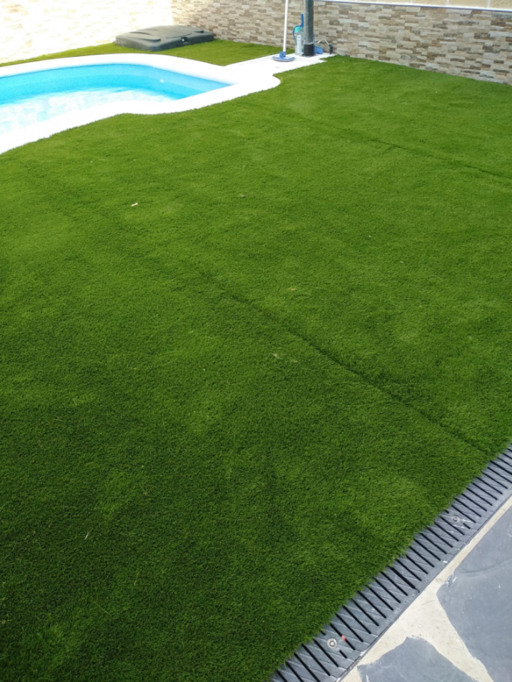 Contratar jardineros para colocar césped natural en jardines públicos y privados